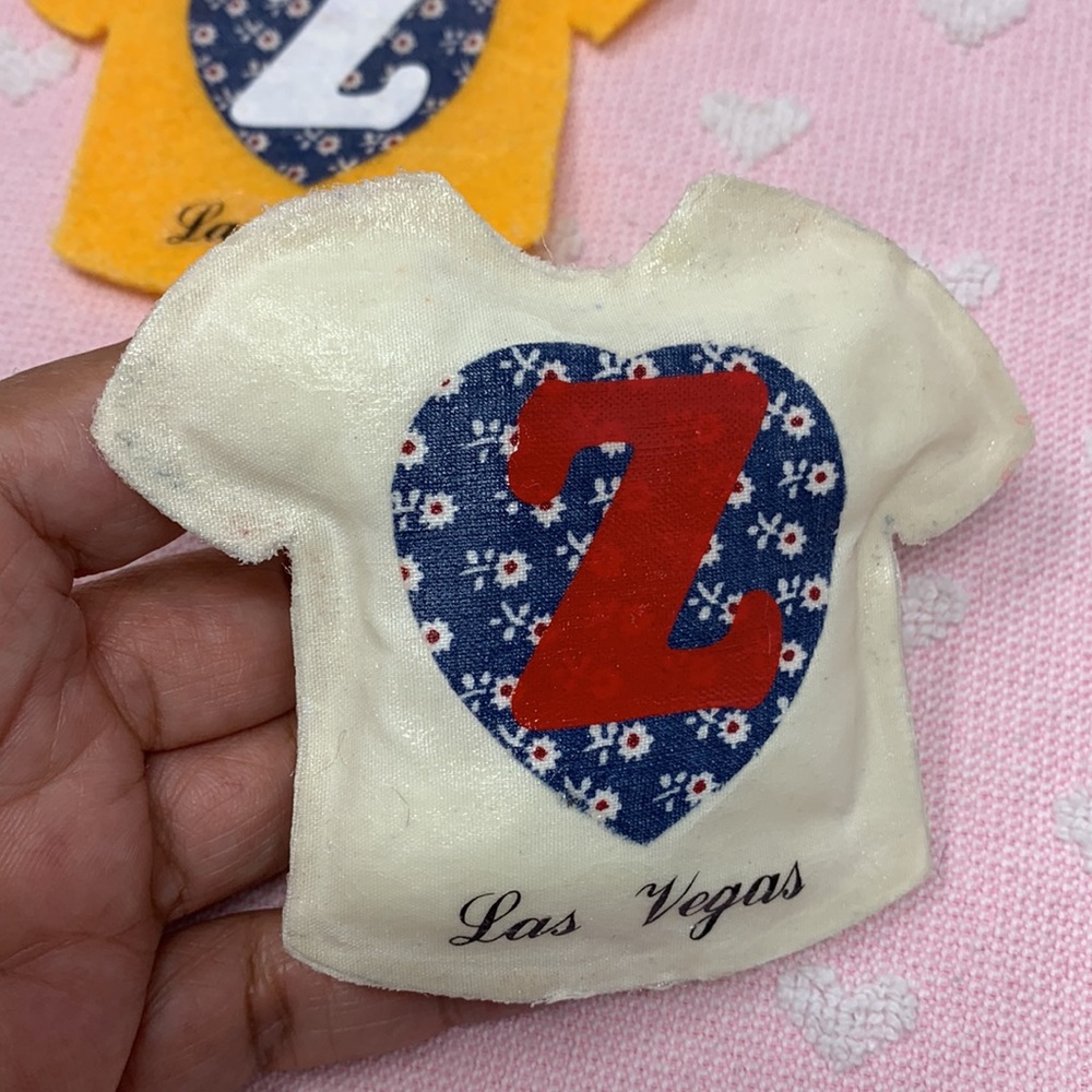 Shirt shaped decorations with Z and Las Vegas/1 is magnet - Picture 5 of 8